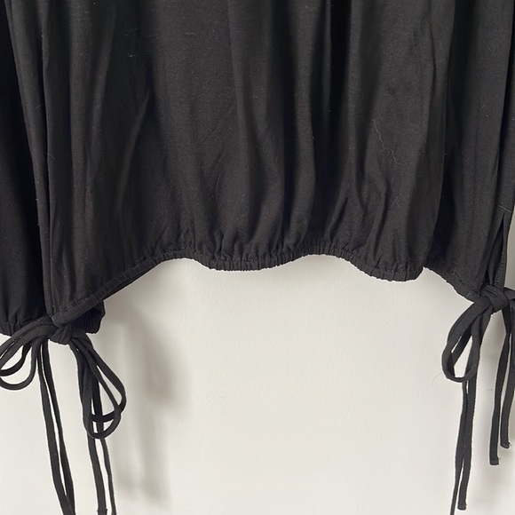 🆕 Ann Taylor Factory - Black crewneck top with Drawstring waist - Picture 5 of 7